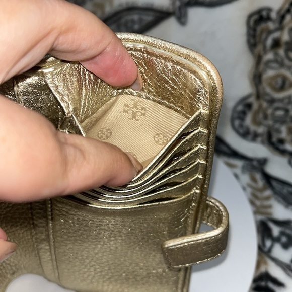 Tory Burch Metallic Gold Leather Britten Wallet - Picture 14 of 16